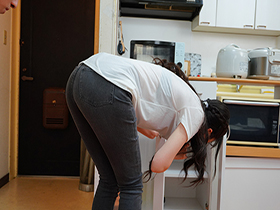 家事代行サービスを頼んだらおばさんが来ると思ってたのに、デカ尻の美人妻が来た！お尻をムチムチさせながら家事をする姿に我慢できずセンズリしてたらバレてしまい、発情して中出し搾精されまくる！ 藍芽みずき サンプル動画サムネイル